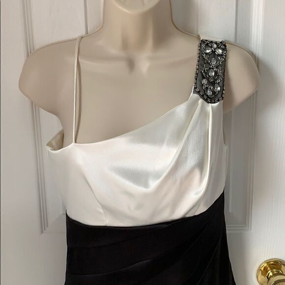 Beautiful satin dress - Picture 2 of 4